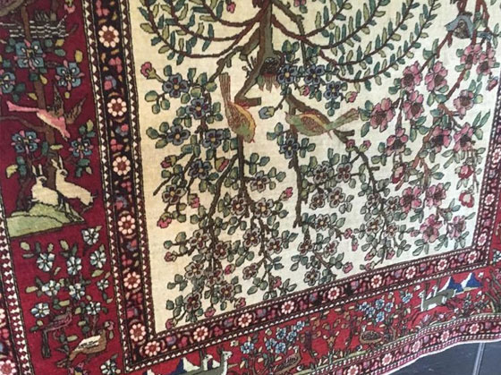 This Persian Isfahan rug